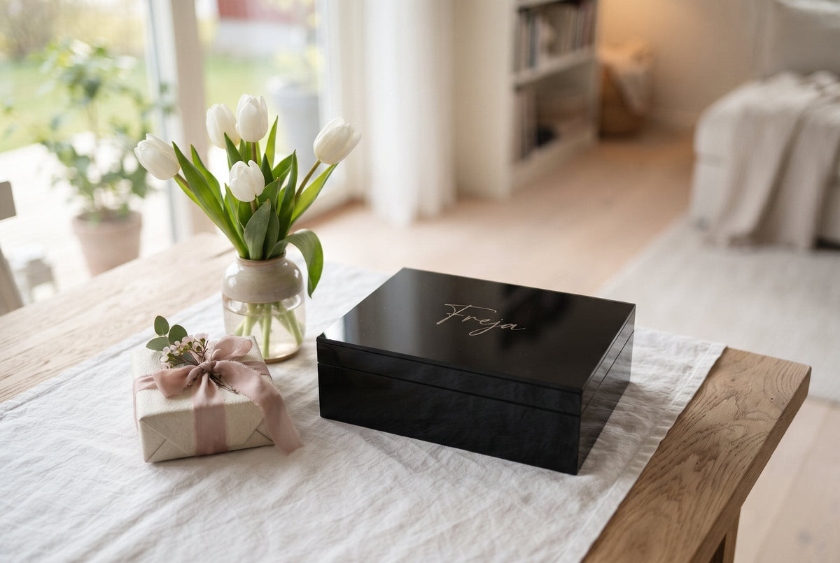 Smykkeskrin i sort glossy akryl med navnet Freja ved hvide tulipaner