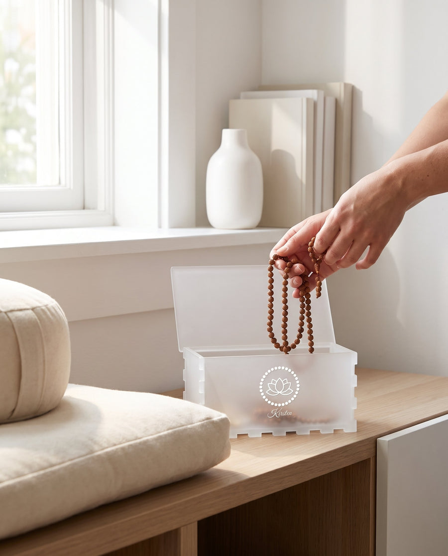 Hvile: æske til mala og bedekæde i frosted akryl med lotus – i brug