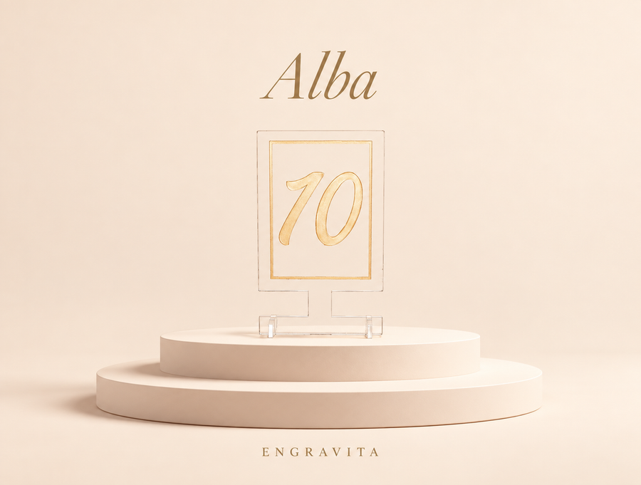 Alba – enkle bordnumre i klar akryl til bryllup – minimalistisk produktplakat