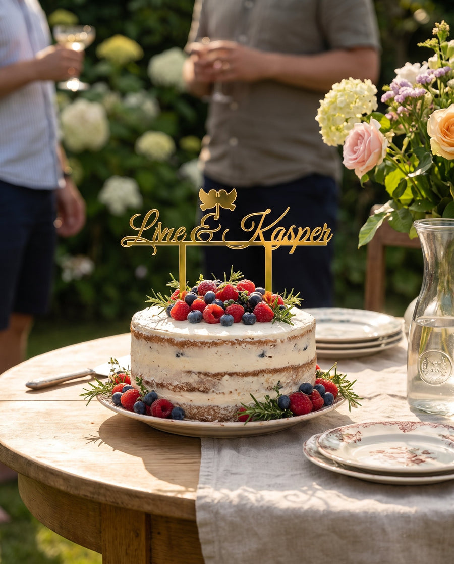 Turteldue: cake topper i akryl med jeres navne og to duer – i brug