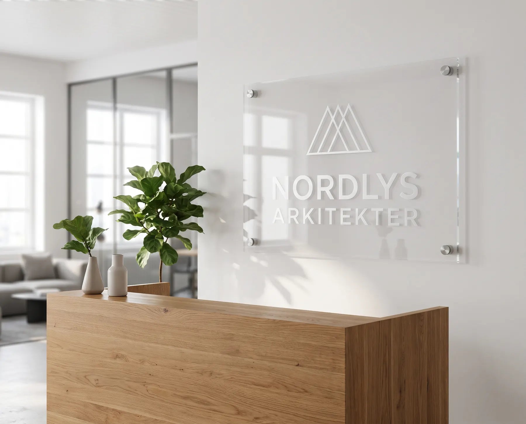 Logoskilt i klar akryl med Nordlys Arkitekter på væggen bag en reception