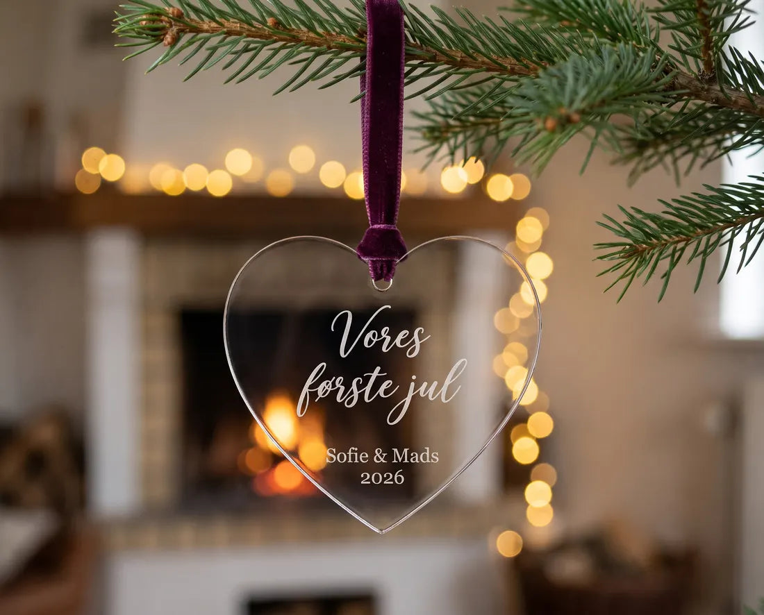 Hjerteformet juleophæng i akryl graveret med Vores første jul, Sofie og Mads 2026