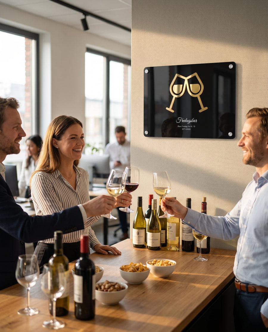 Skænk: fredagsbar-skilt i sort akryl med glas i guld – i brug