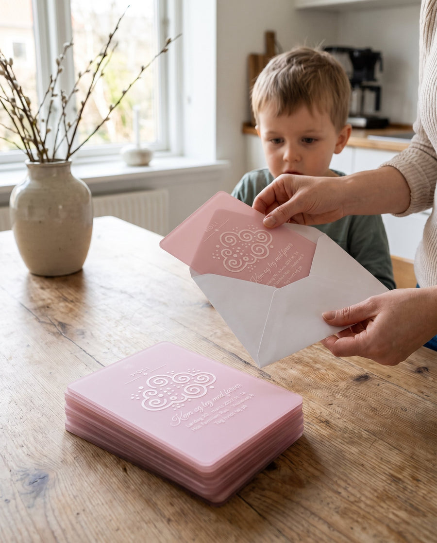 Farve: 10 Holi-invitationer i pink frosted akryl – i brug