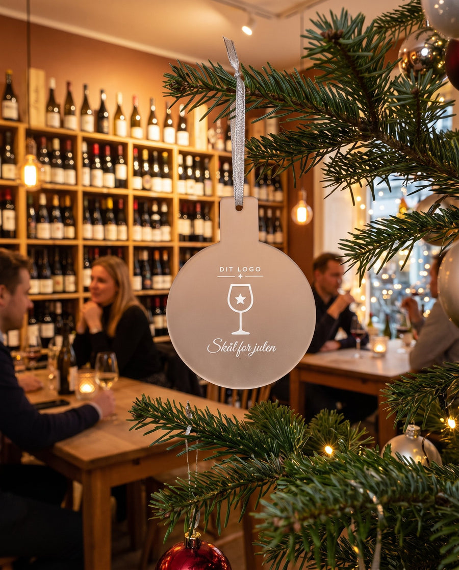 Tusmørke: julekugle med vinglas og logo – i brug