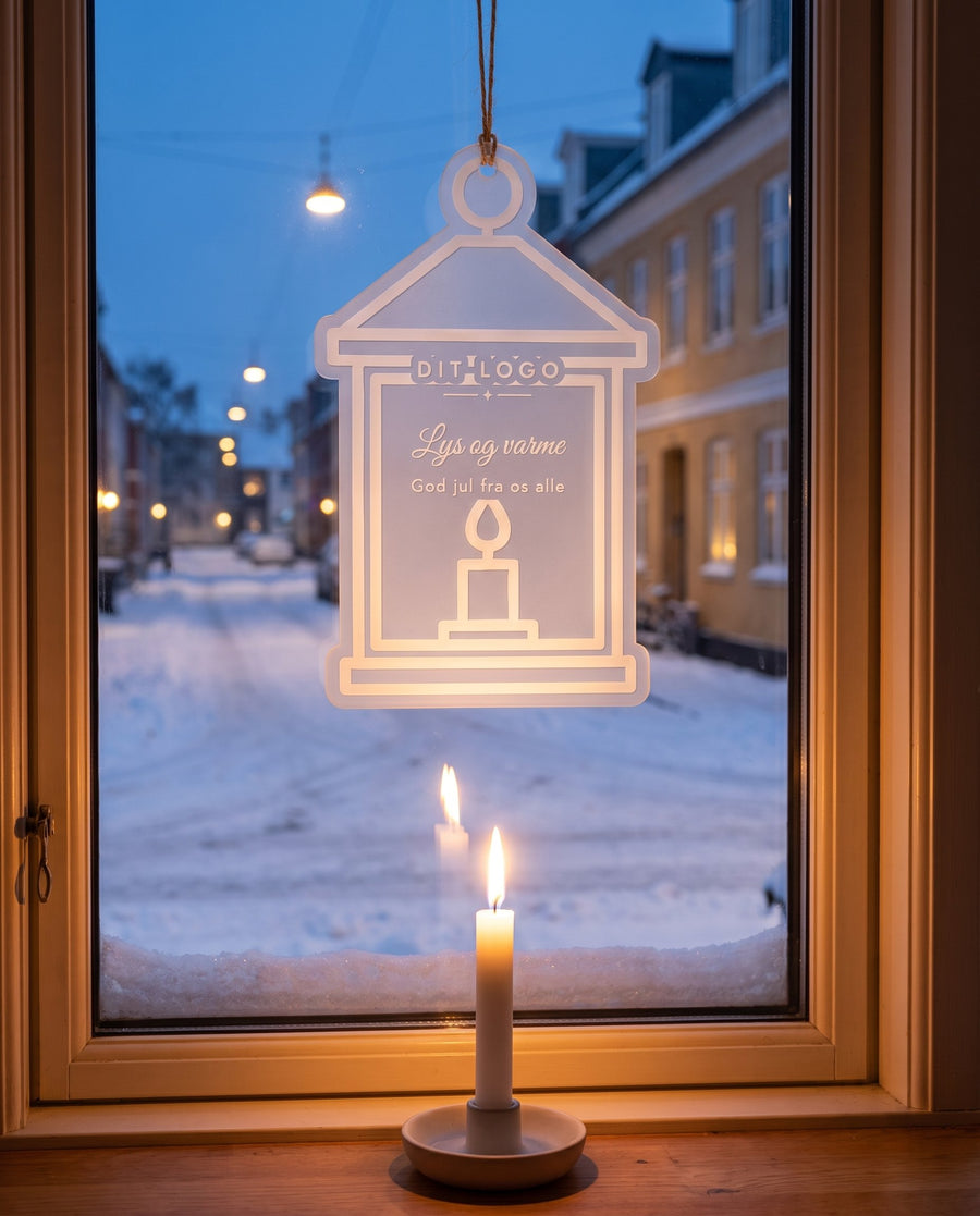 Lygte: juleophæng formet som en lygte, med logo – i brug