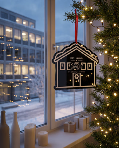 Aftenlys: julepynt med kontoret i julelys og logo – i brug