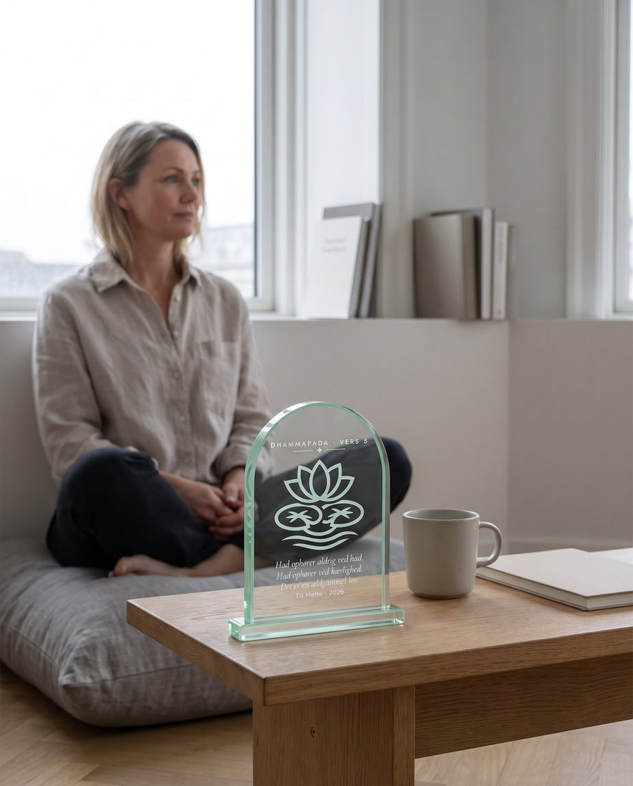 Lotus: massiv glass look blok med lotus og vers 5 fra Dhammapada – i brug