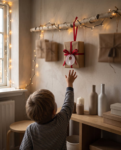 Advent: 24 pakkekalender-mærker i akryl med navn – i brug