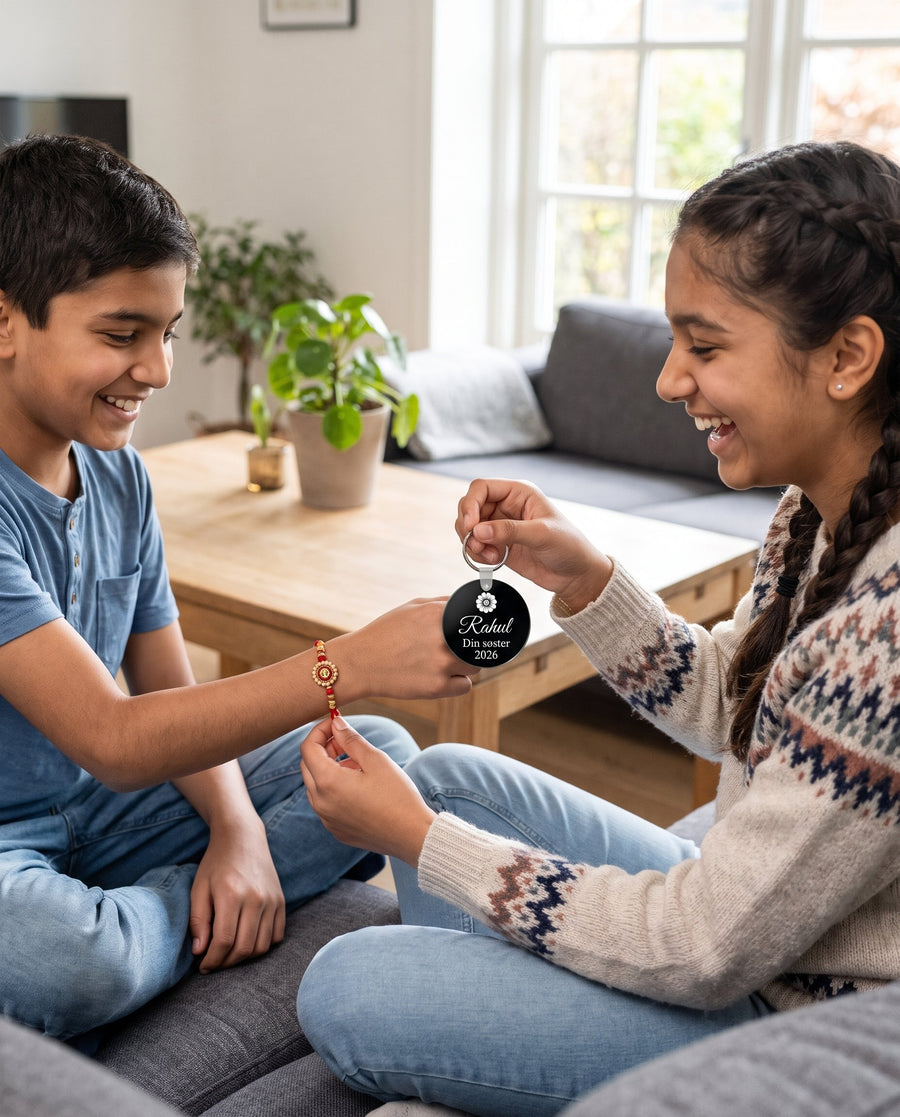 Bånd: rakhi-nøglering til bror med navn – i brug