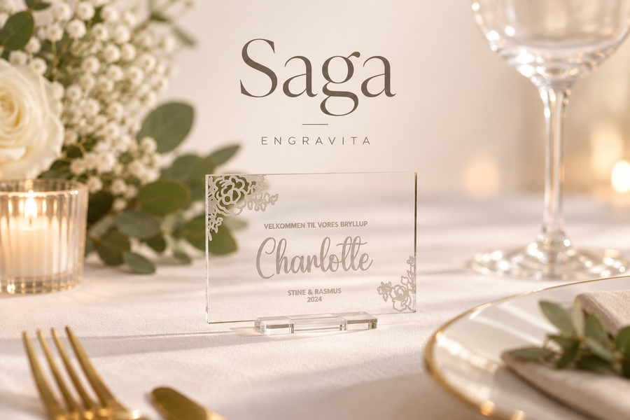 Saga – enkle, elegante bordkort i akryl til bryllup – minimalistisk produktplakat