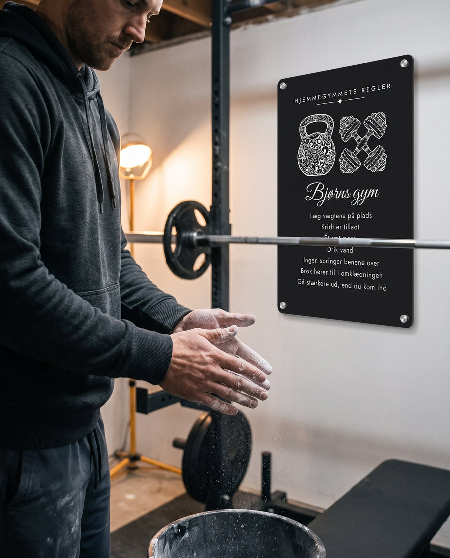 Kridt: skilt med hjemmegymmets regler i sort mat akryl – i brug