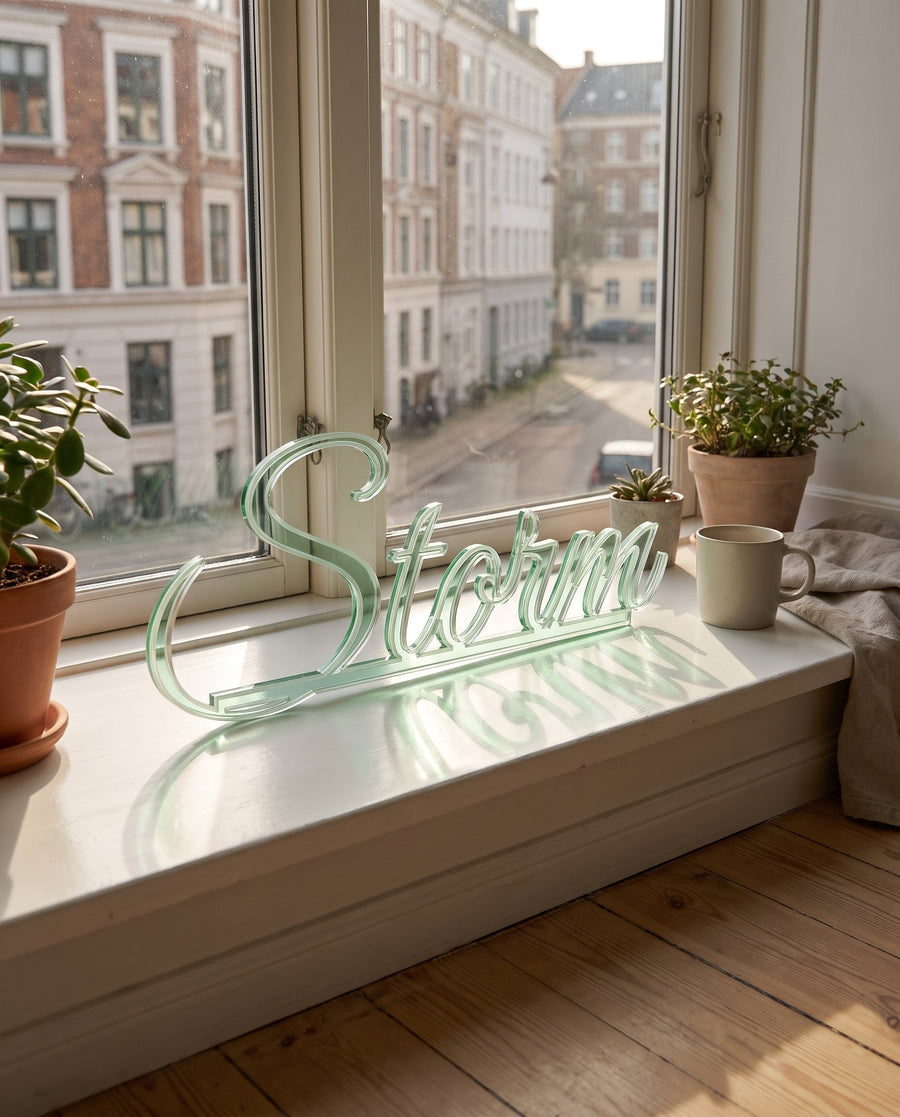 Los: navn i massiv 10 mm glass look akryl – i brug