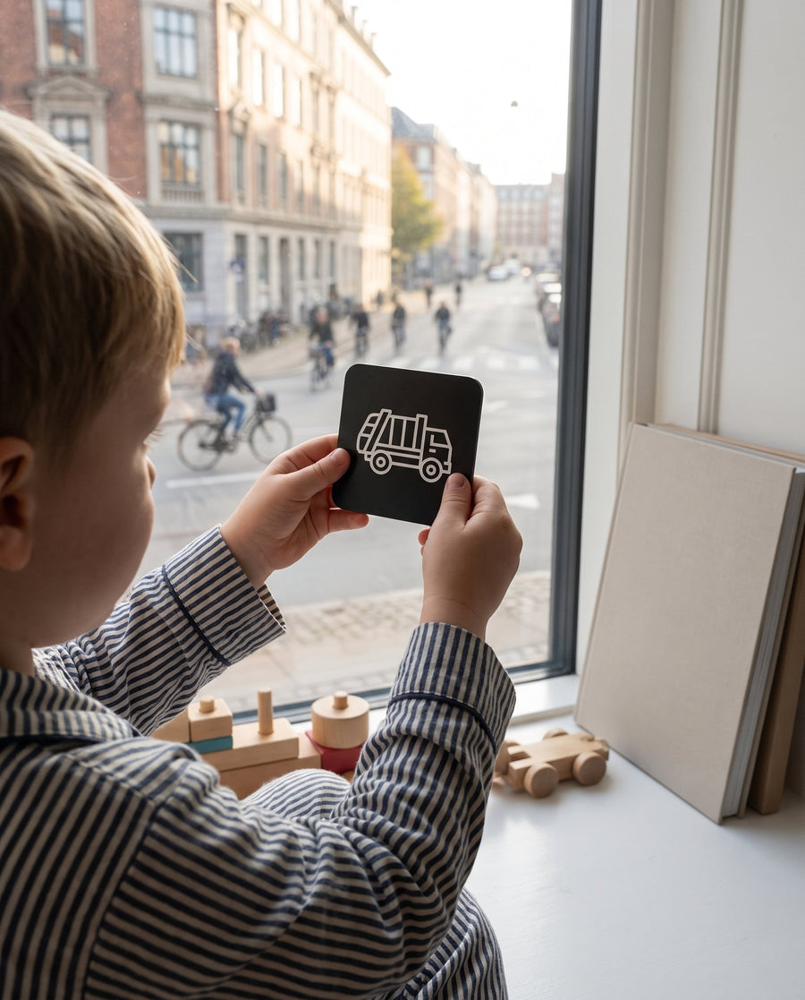 Oldenborre: vendespil med biler, tog og fly i sort akryl – i brug