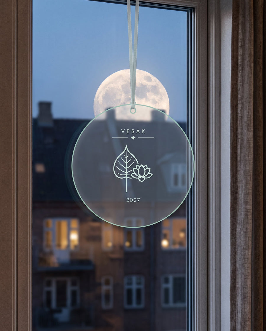 Fuldmåne: rundt vesak-ophæng i glass look akryl med bodhiblad og lotus – i brug