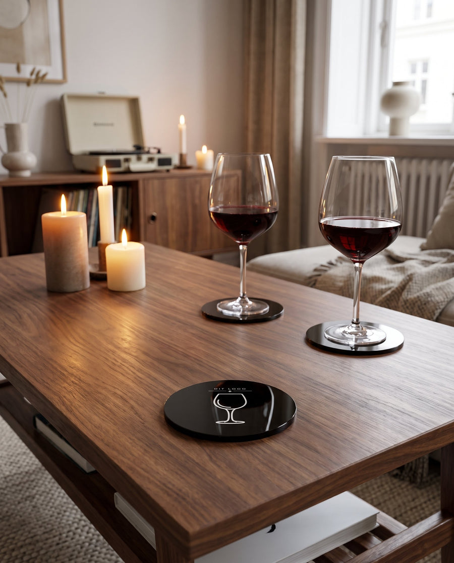 Månelys: 4 vinbrikker i sort akryl med logo – i brug